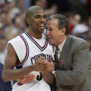 Richard Hamilton et Jim Calhoun, en 1998, lors de la deuxième saison du joueur à UConn.