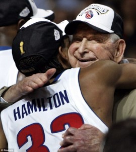 Richard Hamilton et William Davidson, propriétaire des Pistons entre 1974 et 2009.