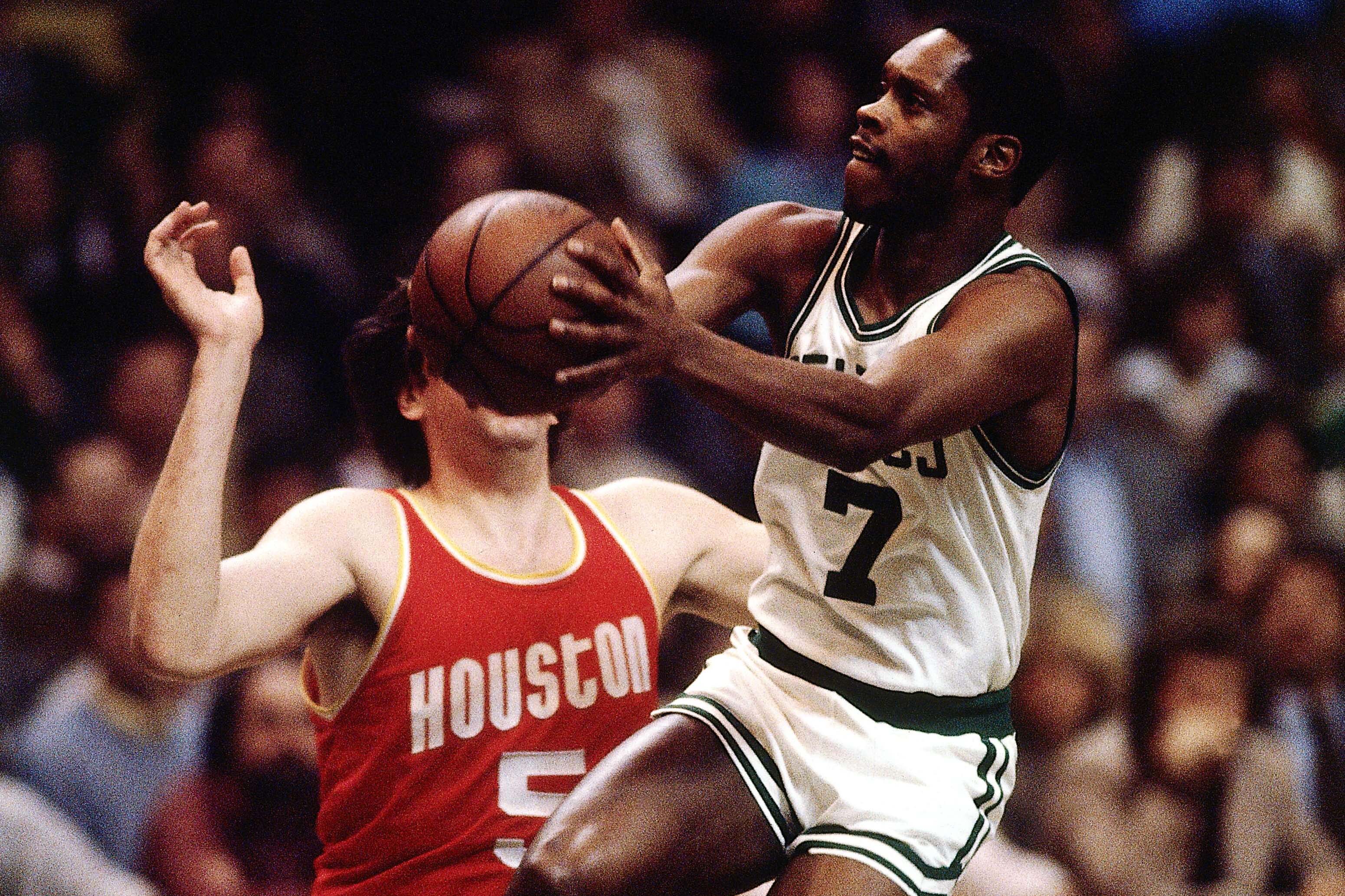 BOSTON - 1980: Nate Archibald #7 of the Boston Celtics drives to the basket against the Houston Rockets at the Boston Garden in Boston, Massachusetts. NOTE TO USER: User expressly acknowledges and agrees that, by downloading and or using this photograph, User is consenting to the terms and conditions of the Getty Images License Agreement. Mandatory copyright notice: Copyright NBAE 1980 (Photo by Walter Iooss Jr./ NBAE/ Getty Images)